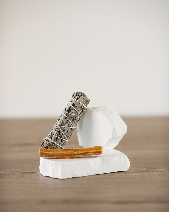 Un bâton de Palo Santo et de Sauge Blanche
