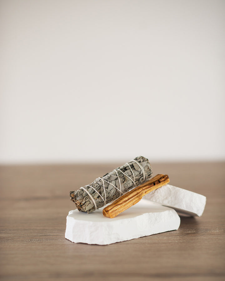 Un bâton de Palo Santo et de Sauge