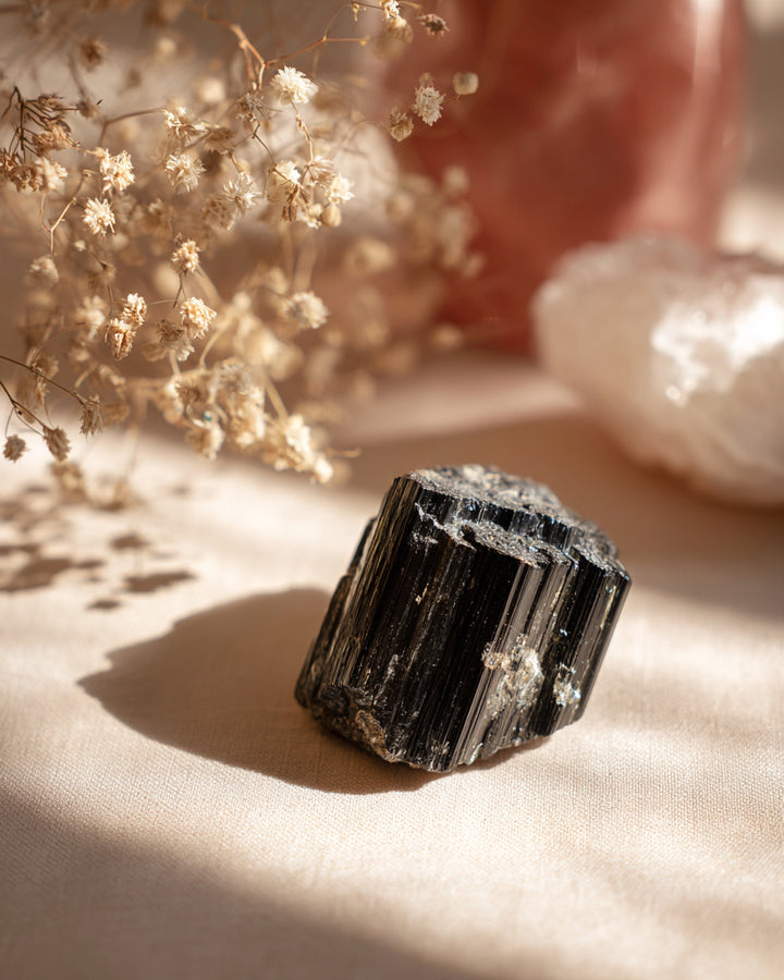 Des pierres de Tourmaline noires brutes