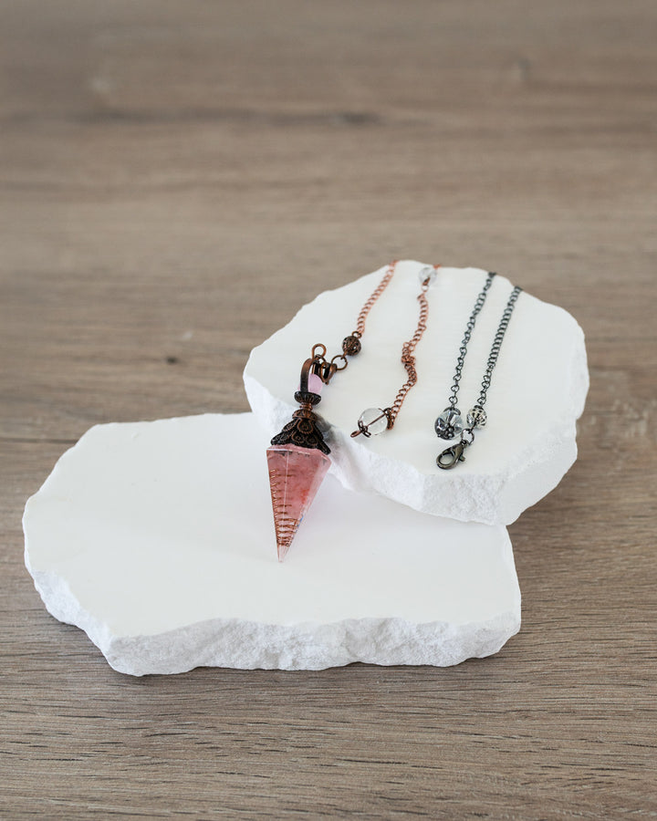 Pendule en pierres de Quartz Rose