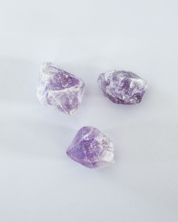 Des pierres d'Amethyste brutes