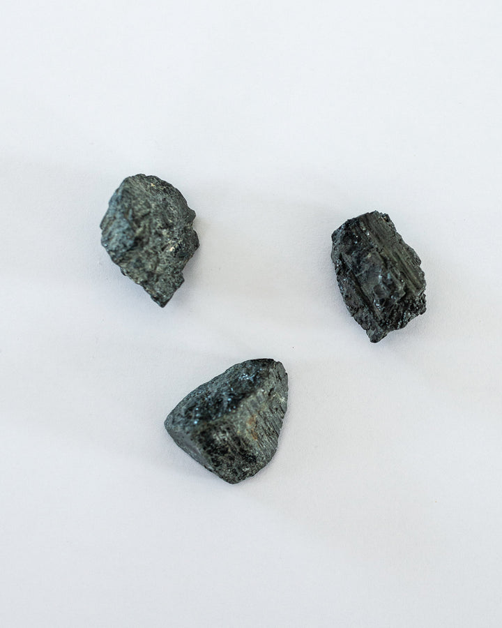 Des pierres de Tourmaline noires brutes