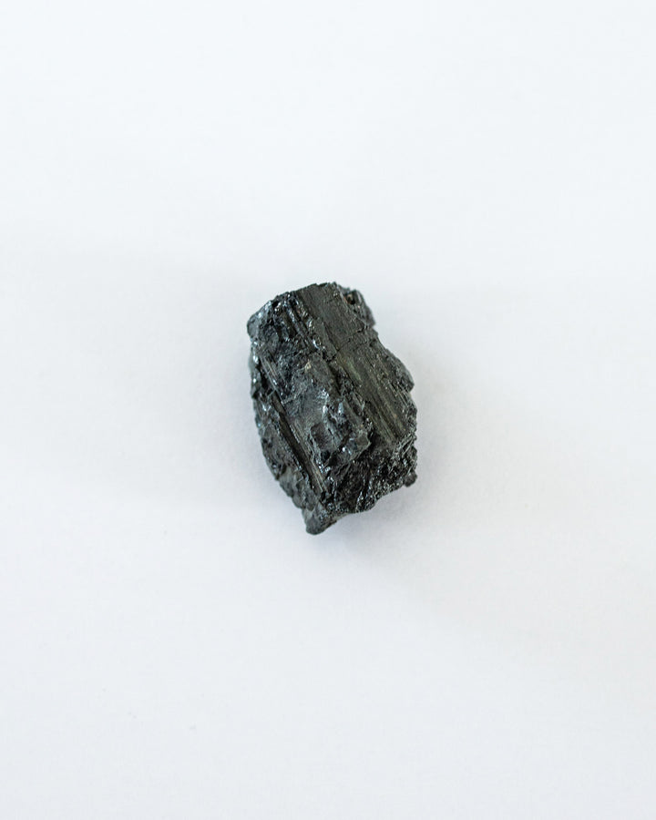 Des pierres de Tourmaline noires brutes