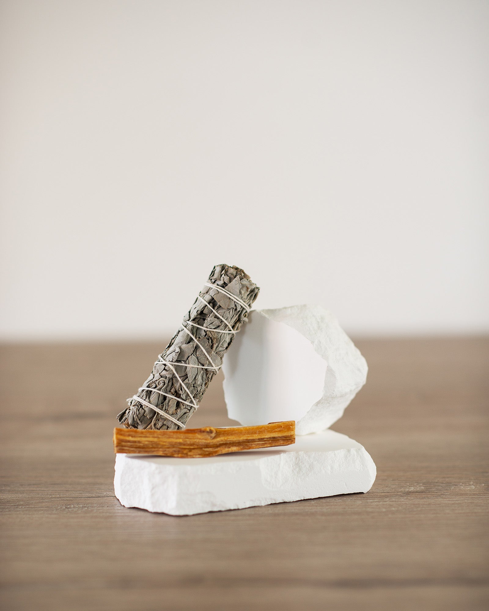 Un bâton de Palo Santo et de Sauge Blanche