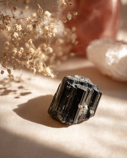 Des pierres de Tourmaline noires brutes 