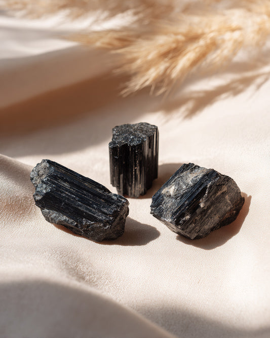 Des pierres de Tourmaline noires brutes 
