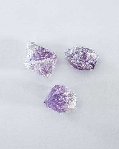 Des pierres d'Amethyste brutes