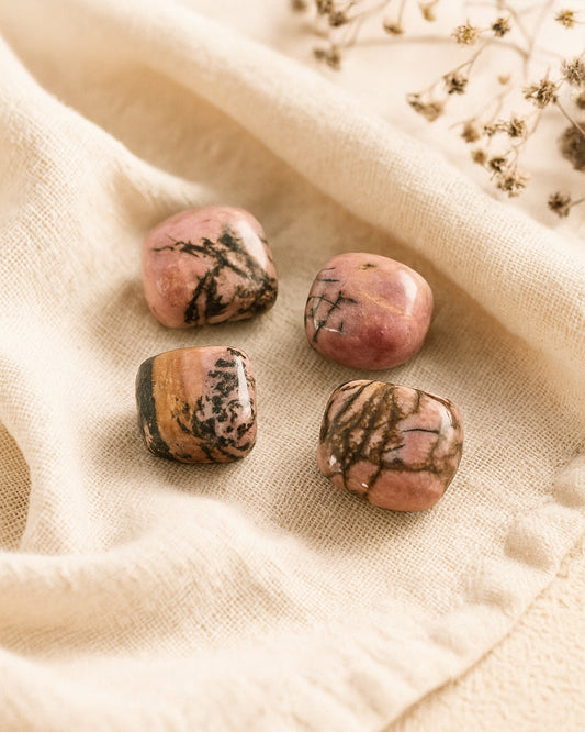 Des pierres de Rhodonite roulées
